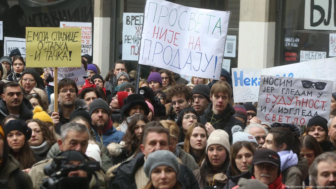 Zašto u Srbiji protesti i dalje traju i ko stoji iza njih?